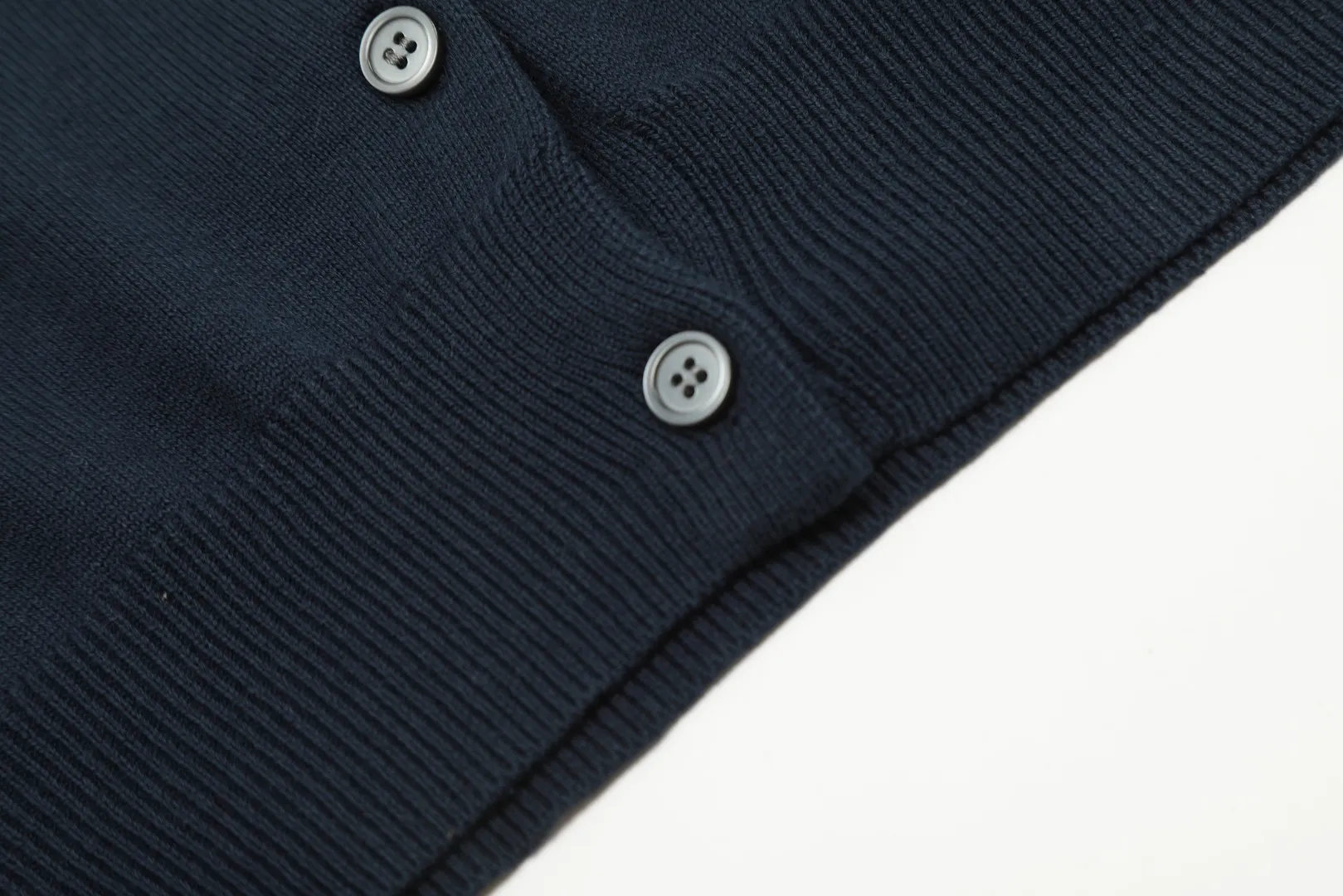 🅿️190 "Top Quality" Style Number: DS010# [Ralph Lauren Solid Color Round Neck Basic Pony Embroidered Logo Knitted Cardigan Long Sleeve] ✅Ralph Lauren Classic Basic Versatile Jersey Cardigan Long Sleeve Small Jacket ✅Main supplier of platform live broadcast wholesale entities ✅ZP quality 1:1 pattern making Scan the code to enter the GF website Counter quality ✅Details and quality The only one in Guangzhou Imported quality cotton yarn Mainly high-end Cost-effective, good quality, no need to say more ✅The version is restored to the original, loose, comfortable and stress-free, simple is high-end, classic is timeless ✅The upper body is simple and easy to match, a must-have for goddess ootd. Good-looking clothes are never picky. A must-have in the goddess’ wardrobe. Size: S-XL Color: Off-white, light blue, pink, khaki, army green, gray, navy, black, Chinese red, mint green